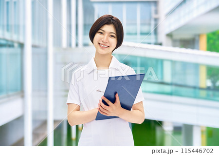 病院で働く笑顔の白衣の医療従事者 115446702