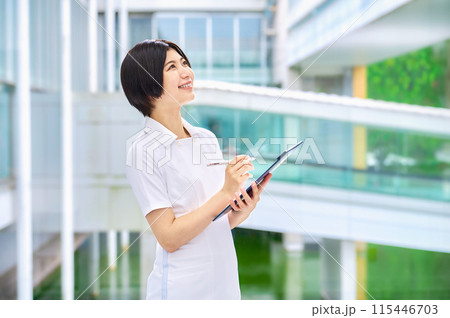 病院で働く笑顔の白衣の医療従事者 115446703