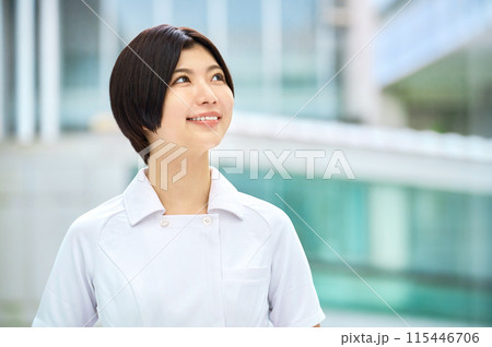 病院で働く笑顔の白衣の医療従事者 115446706