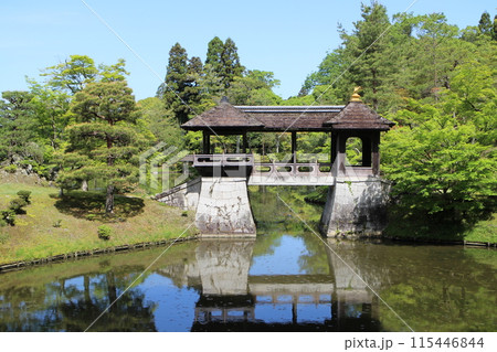 京都　修学院離宮　浴龍池と千歳橋 115446844