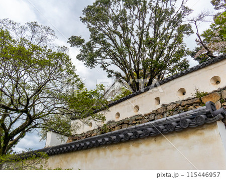 堅固な岡山城の守りの景色 石垣と土塀 堅固な岡山城の守りの景色 石垣と土塀 115446957
