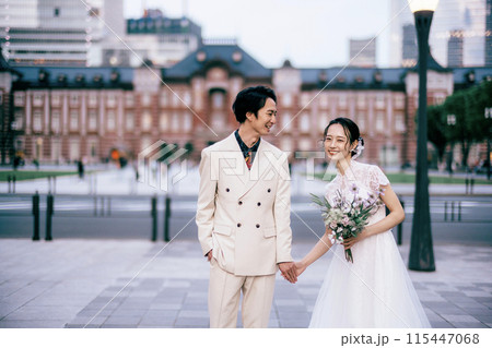 東京駅前撮り笑いながら歩いているカップル 東京駅前撮り笑いながら歩いているカップル 115447068