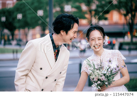 東京駅前撮り笑いながら歩いているカップル 東京駅前撮り笑いながら歩いているカップル 115447074