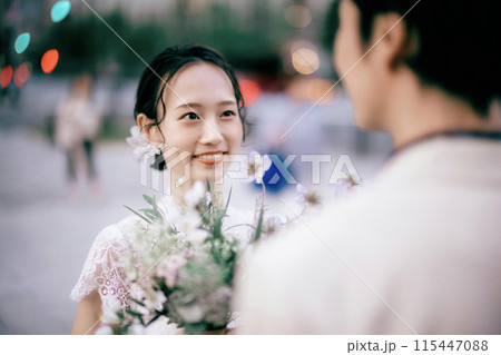 東京駅前撮り笑っている新郎新婦 東京駅前撮り笑っている新郎新婦 115447088