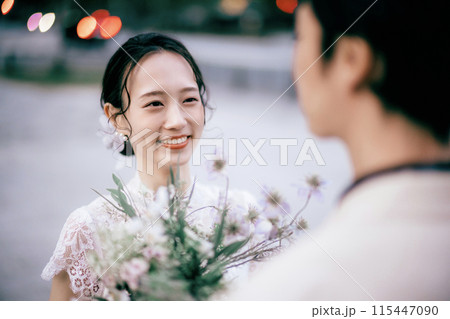 東京駅前撮り笑っている新郎新婦 115447090