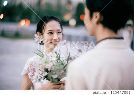東京駅前撮り笑っている新郎新婦 東京駅前撮り笑っている新郎新婦 115447091