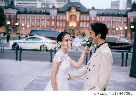 東京駅前撮りブーケでおふざけする新婦 115447099