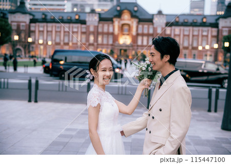 東京駅前撮りブーケでおふざけする新婦 115447100