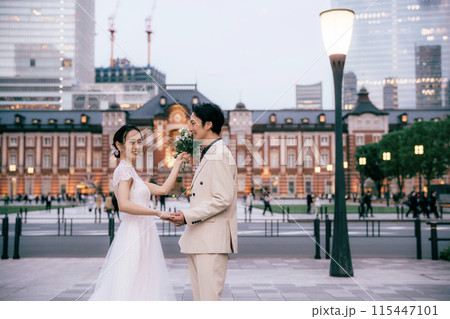 東京駅前撮りブーケでおふざけする新婦 115447101