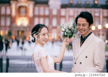 東京駅前撮りブーケでおふざけする新婦 115447102