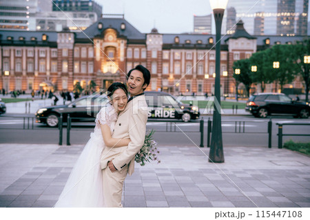 東京駅前撮り抱き合うカップル 115447108