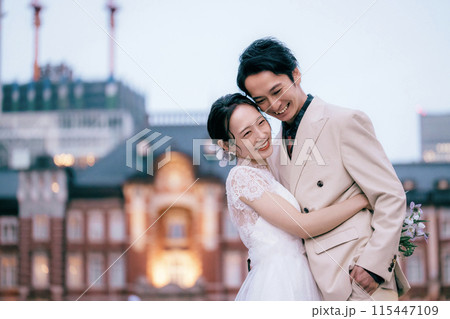 東京駅前撮り抱き合うカップル 115447109