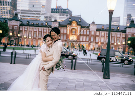 東京駅前撮り抱き合うカップル 115447111