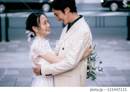 東京駅前撮り見つめ合うカップル 115447115