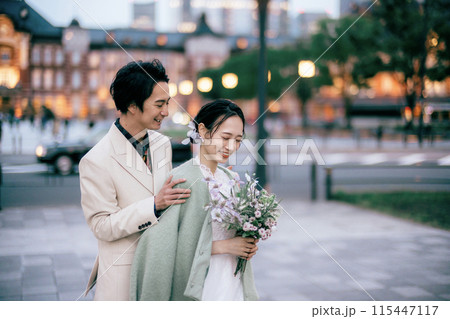 新婦を背中から温めている新郎 新婦を背中から温めている新郎 115447117