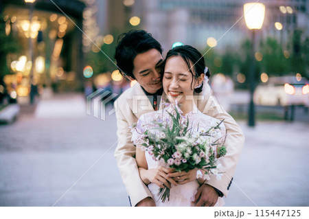 東京駅前撮り新郎にバックハグされる新婦 東京駅前撮り新郎にバックハグされる新婦 115447125