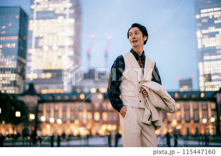 東京駅前撮り新郎一人 東京駅前撮り新郎一人 115447160
