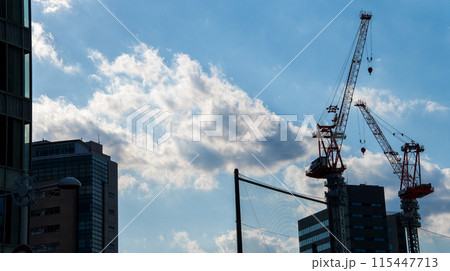 建設現場のクレーンと青い空 115447713