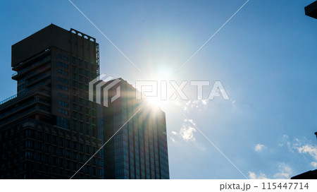 ビルの間から見える太陽 115447714