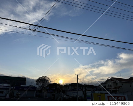 1月3日、16:00の太陽、オレンジ色の夕陽です。 115449806
