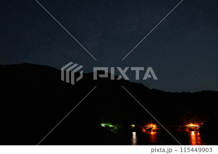 六月の徳山ダム湖の星空 115449903