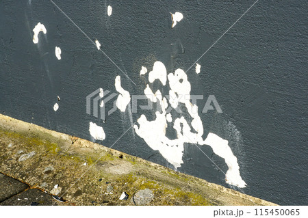 Delamination of fragments of the facade paint layer from the wall due to poor preparation of the base 115450065