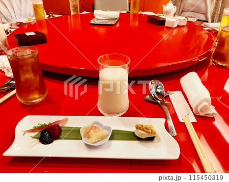 中華料理の円卓で前菜と共に乾杯 115450819