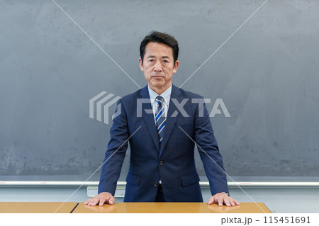 教壇に立つ教師 ポートレート 教壇に立つ教師 ポートレート 115451691