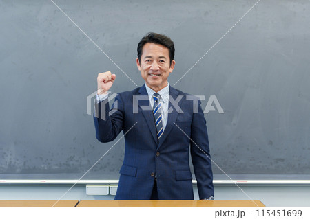 教壇でガッツポーズをする教師 教壇でガッツポーズをする教師 115451699