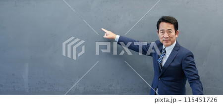 黒板を指し示す教師 黒板を指し示す教師 115451726