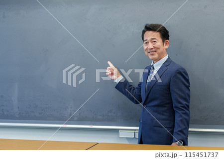 黒板を指し示す教師 黒板を指し示す教師 115451737