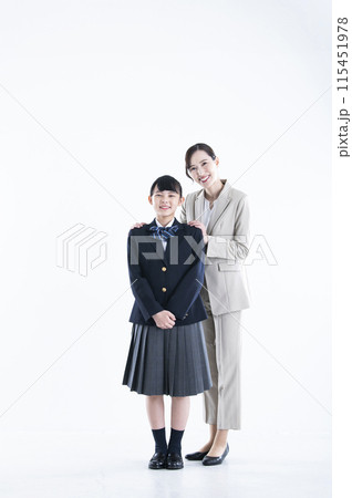 先生と生徒　白バック　カメラ目線 115451978