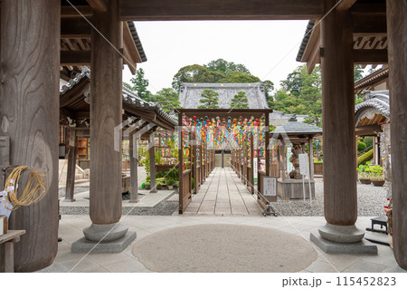 静岡県袋井市　可睡斎の境内に飾られる遠州三山風鈴まつりの江戸風鈴 115452823