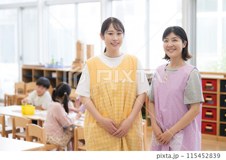 保育園や学童の保育士や先生のイメージ 若い先生とベテラン先生 保育園や学童の保育士や先生のイメージ 若い先生とベテラン先生 115452839