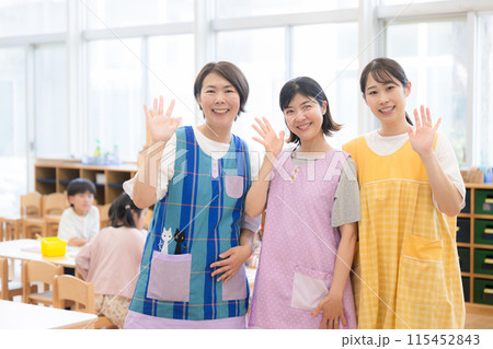 保育園や学童の保育士や先生の手を振る(バイバイ)イメージ 若い先生とベテラン先生のカメラ目線複数 保育園や学童の保育士や先生の手を振る(バイバイ)イメージ 若い先生とベテラン先生のカメラ目線複数 115452843