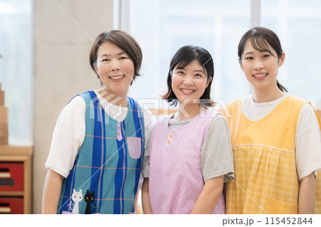 保育園や学童の求人や転職などに　保育士や先生のイメージ　若い先生とベテラン先生のカメラ目線複数 115452844