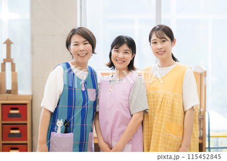保育園や学童の求人や転職などに 保育士や先生のイメージ 若い先生とベテラン先生のカメラ目線複数 保育園や学童の求人や転職などに 保育士や先生のイメージ 若い先生とベテラン先生のカメラ目線複数 115452845