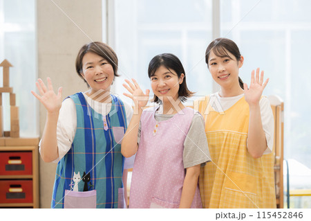 保育園や学童の保育士や先生の手を振る(バイバイ)イメージ 若い先生とベテラン先生のカメラ目線複数 保育園や学童の保育士や先生の手を振る(バイバイ)イメージ 若い先生とベテラン先生のカメラ目線複数 115452846