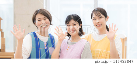 保育園や学童の保育士や先生の手を振る(バイバイ)イメージ 若い先生とベテラン先生のカメラ目線複数のバ 保育園や学童の保育士や先生の手を振る(バイバイ)イメージ 若い先生とベテラン先生のカメラ目線複数のバ 115452847