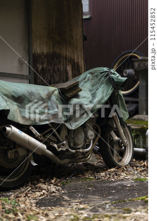 放置された古いバイク 放置された古いバイク 115452852