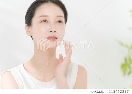 若い女性のビューティーイメージ 115452857