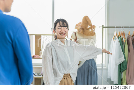 配達業者・引越し業者と荷造り・配送の打ち合わせをする女性 115452867