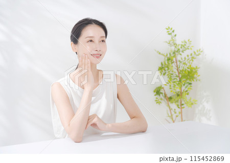 肌の潤いを実感するミドル女性 115452869