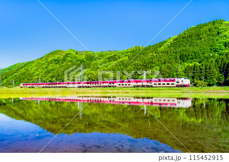 伯備線　新緑の水田を走るサンライズ出雲（根雨－黒坂） 115452915