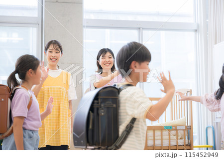 学童の先生とさようならをする小学生 放課後デイや学童などの教室からさようなら(バイバイ)するところ 学童の先生とさようならをする小学生 放課後デイや学童などの教室からさようなら(バイバイ)するところ 115452949