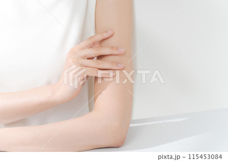 夏の女性のボディパーツカット 115453084