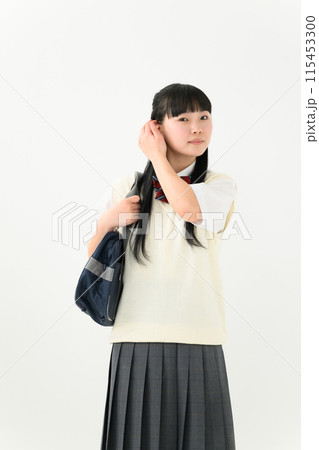 カバンを持つ夏服の女子高生 カバンを持つ夏服の女子高生 115453300