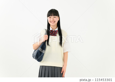 カバンを持つ夏服の女子高生 カバンを持つ夏服の女子高生 115453301
