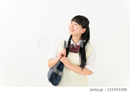 カバンを持つ夏服の女子高生 115453309
