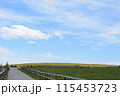 爽やかな青空と丘の風景 115453723